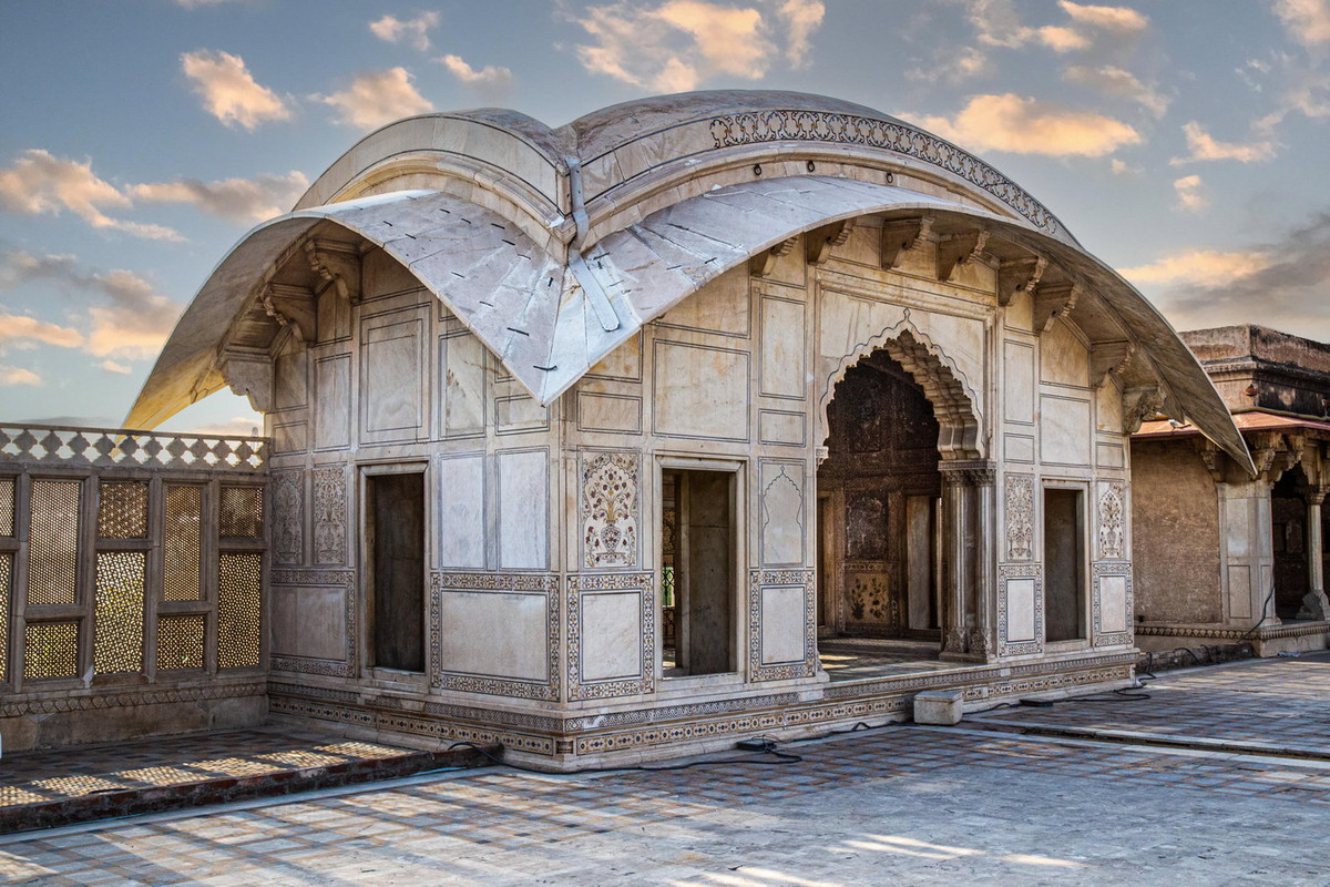 Bên trong pháo đài có nhiều công trình kiến trúc đặc sắc như rạp Naulakha, thánh đường Hồi giáo Moti Masjid... Ảnh: Reddit.