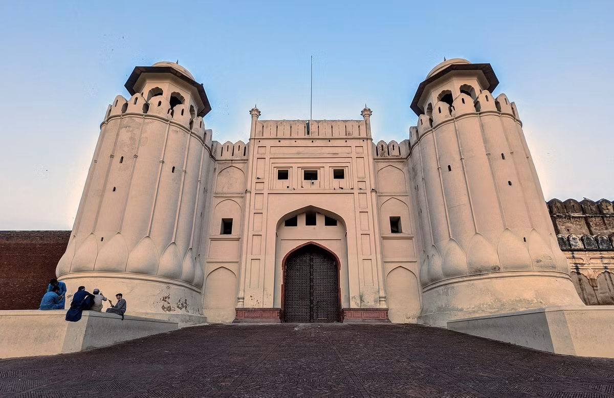 Ngày nay, pháo đài Lahore là một quần thể kiến trúc có mặt bằng dạng hình thang nằm trong một khuôn viên trải rộng trên diện tích 20 ha. Ảnh: Pakistan Today.