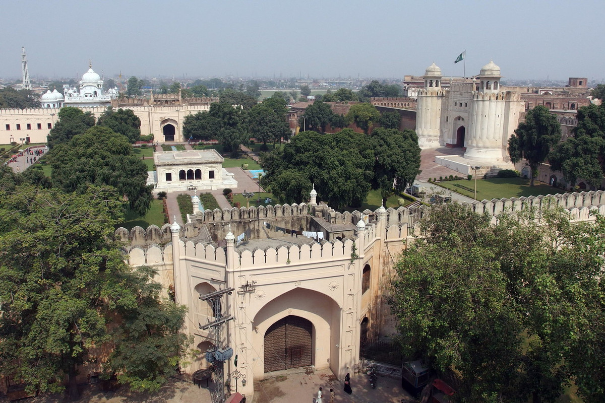 Phải đến năm 1566, hoàng đế Akbar của đế quốc Mogul mới cho xây lại pháo đài bằng nguyên liệu là gạch trên nền tảng trước đó của nó và mở rộng diện tích pháo đài về phía sông Ravi. Ảnh: Guilhem Vellut / Flickr.