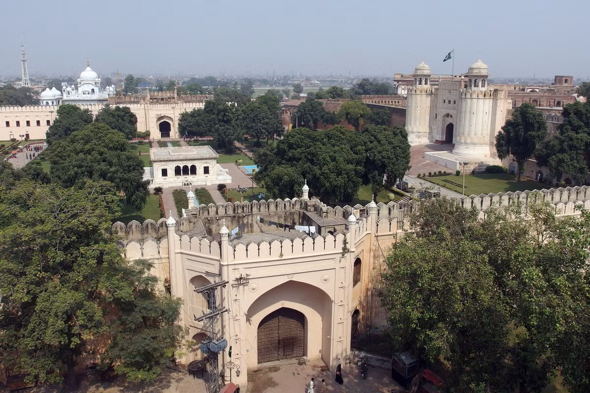 Phải đến năm 1566, hoàng đế Akbar của đế quốc Mogul mới cho xây lại pháo đài bằng nguyên liệu là gạch trên nền tảng trước đó của nó và mở rộng diện tích pháo đài về phía sông Ravi. Ảnh: Guilhem Vellut / Flickr.