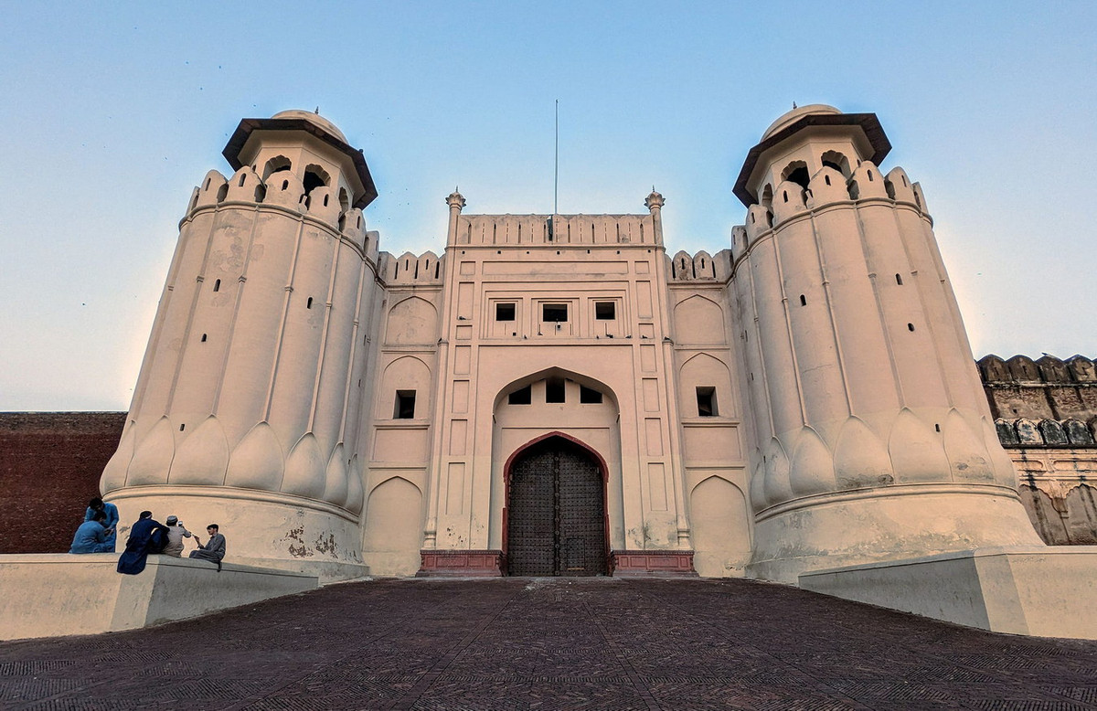 Ngày nay, pháo đài Lahore là một quần thể kiến trúc có mặt bằng dạng hình thang nằm trong một khuôn viên trải rộng trên diện tích 20 ha. Ảnh: Pakistan Today.