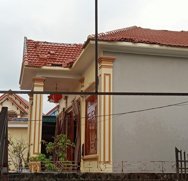 "Hiện mưa đã tạnh, chính quyền địa phương đã cử hơn 50 người hỗ trợ người dân khắc phục phần mái nhà bị hư hỏng, rất may không có thiệt hại về người", ông Phố thông tin. (Những ngôi nhà kiên cố cũng bị ảnh hưởng bởi lốc xoáy)