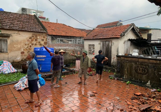 Người dân tích cực khắc phục hậu quả.