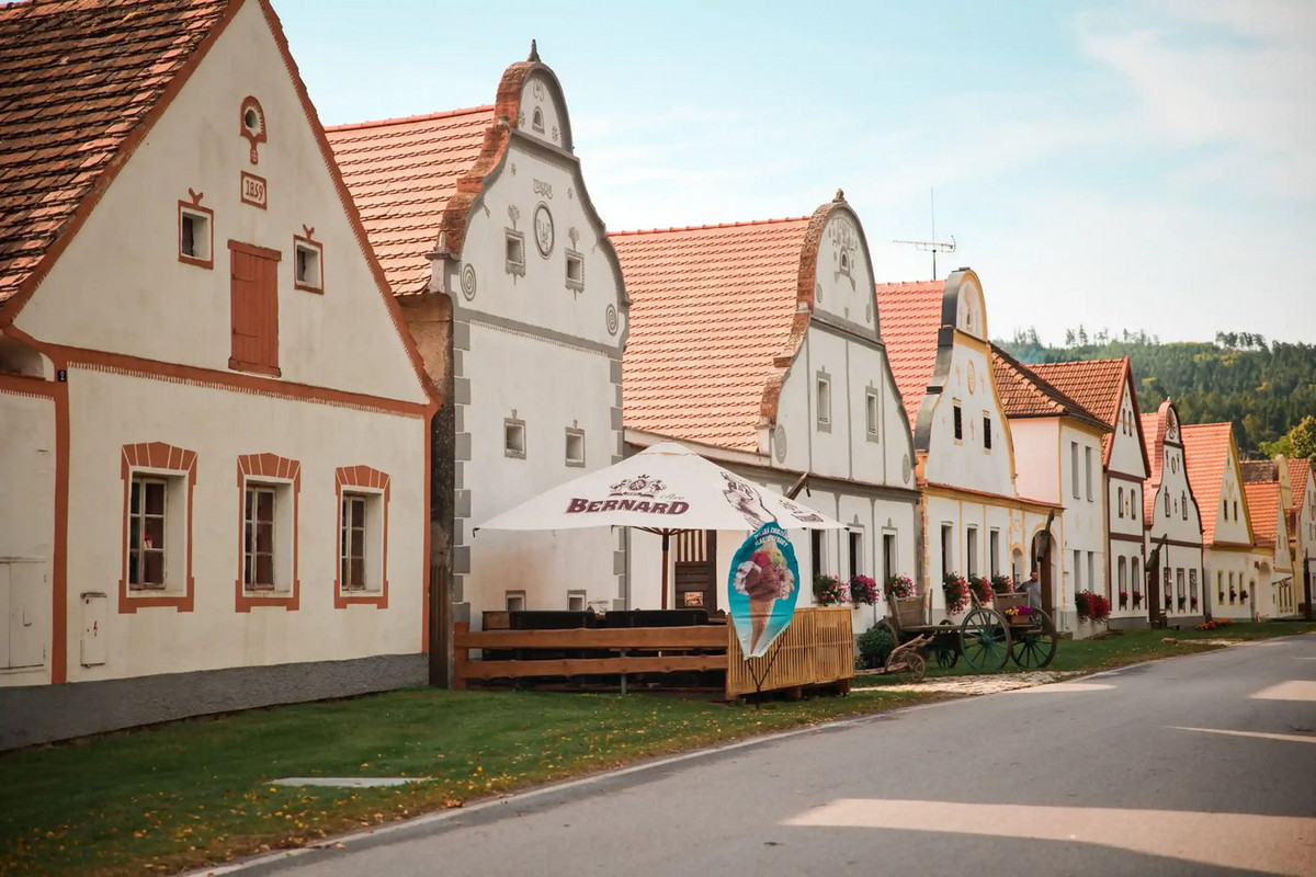 Từ năm 1990, ngôi làng lịch sử đã được phục hồi nhanh chóng. Dân số của làng hiện tại vào khoảng 150 người. Ảnh: Holasovice.eu.