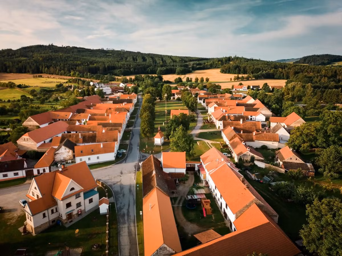 Làng có 23 sân nông trại bằng gạch và 120 ngôi nhà các loại, mỗi nhà đều có đầu hồi quay về bãi cỏ rộng ở giữa làng. Nơi đây cũng có một ao cá và một nhà nguyện nhỏ. Ảnh: Holasovice.eu.