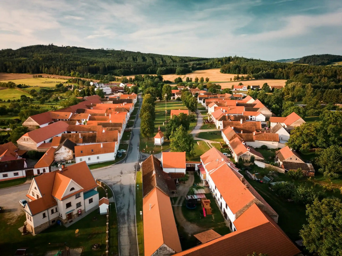 Làng có 23 sân nông trại bằng gạch và 120 ngôi nhà các loại, mỗi nhà đều có đầu hồi quay về bãi cỏ rộng ở giữa làng. Nơi đây cũng có một ao cá và một nhà nguyện nhỏ. Ảnh: Holasovice.eu.
