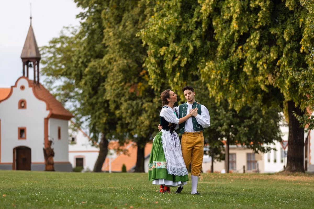 Sau thảm họa, tu viện Xitô tiếp tục đưa người Áo và người bang Bayern tới định cư trong làng. Theo sổ ghi chép của tu viện, năm 1530 làng có 17 người, chủ yếu là người nói tiếng Đức. Năm 1895, làng có 157 cư dân gốc Đức và 19 người gốc Séc. Ảnh: Jihočeské divadlo.