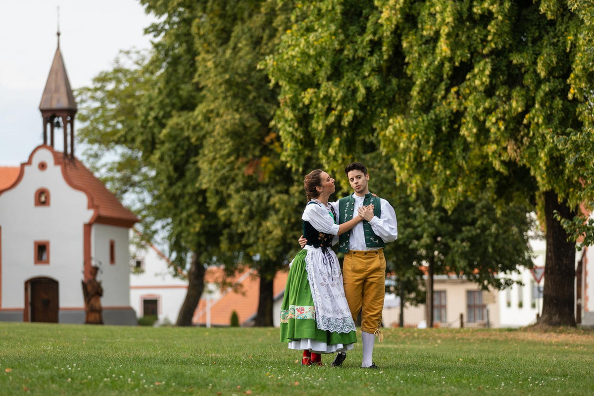 Sau thảm họa, tu viện Xitô tiếp tục đưa người Áo và người bang Bayern tới định cư trong làng. Theo sổ ghi chép của tu viện, năm 1530 làng có 17 người, chủ yếu là người nói tiếng Đức. Năm 1895, làng có 157 cư dân gốc Đức và 19 người gốc Séc. Ảnh: Jihočeské divadlo.