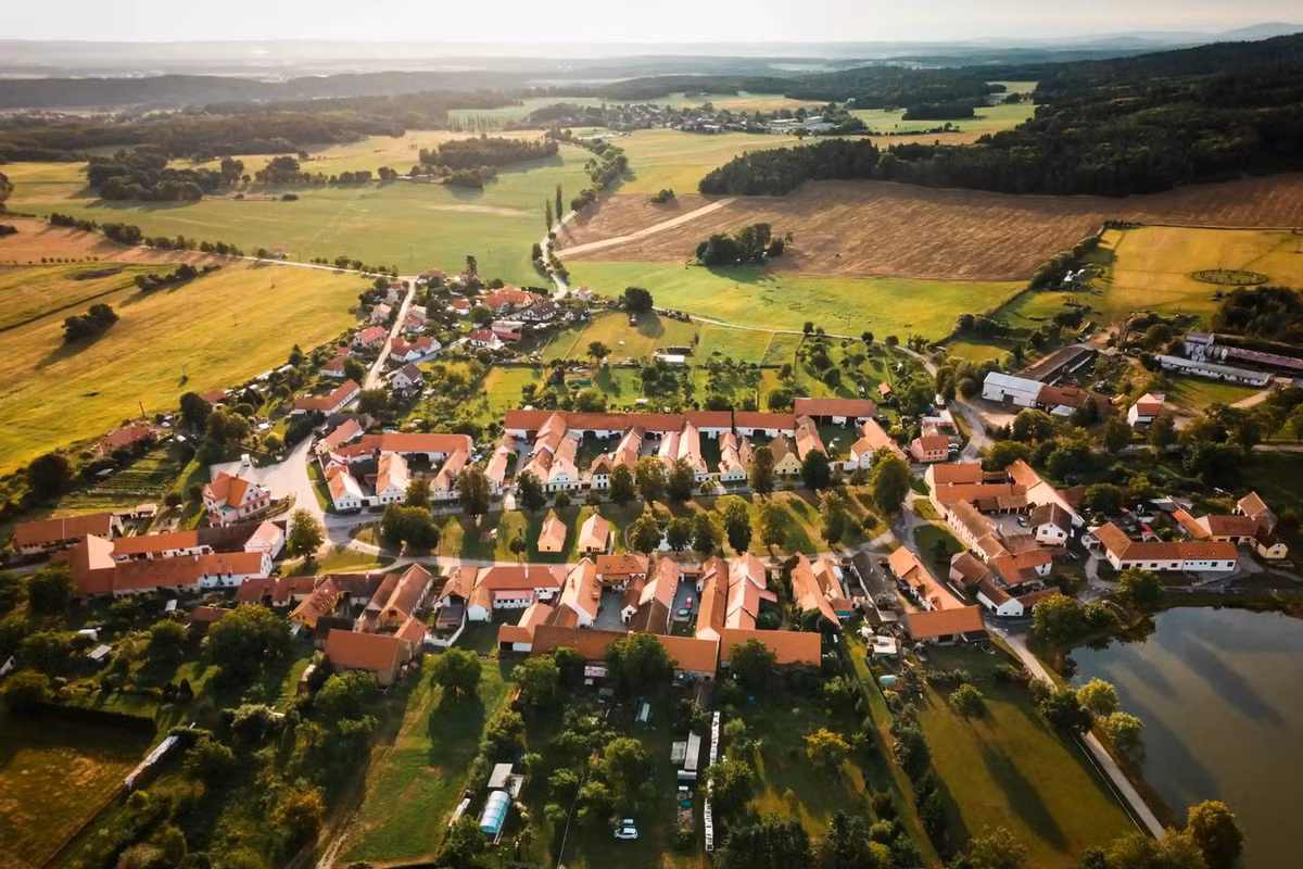 Nằm ờ xã Jankov, phía Nam Cộng hòa Séc, làng cổ Holašovice là một di tích lịch sử nổi tiếng của châu Âu. Ảnh: Holasovice.eu.