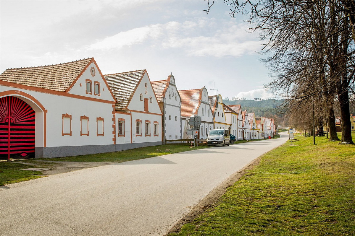 Ngôi làng này được ghi chép trong sử sách lần đầu tiên vào năm 1263. Năm 1292, vua Venceslaus II cho xây tu viện dòng Xitô trong làng Holašovice cùng một số làng lân cận, khiến cho dân số khu vực tăng lên nhanh chóng. Ảnh: Idnes.cz.