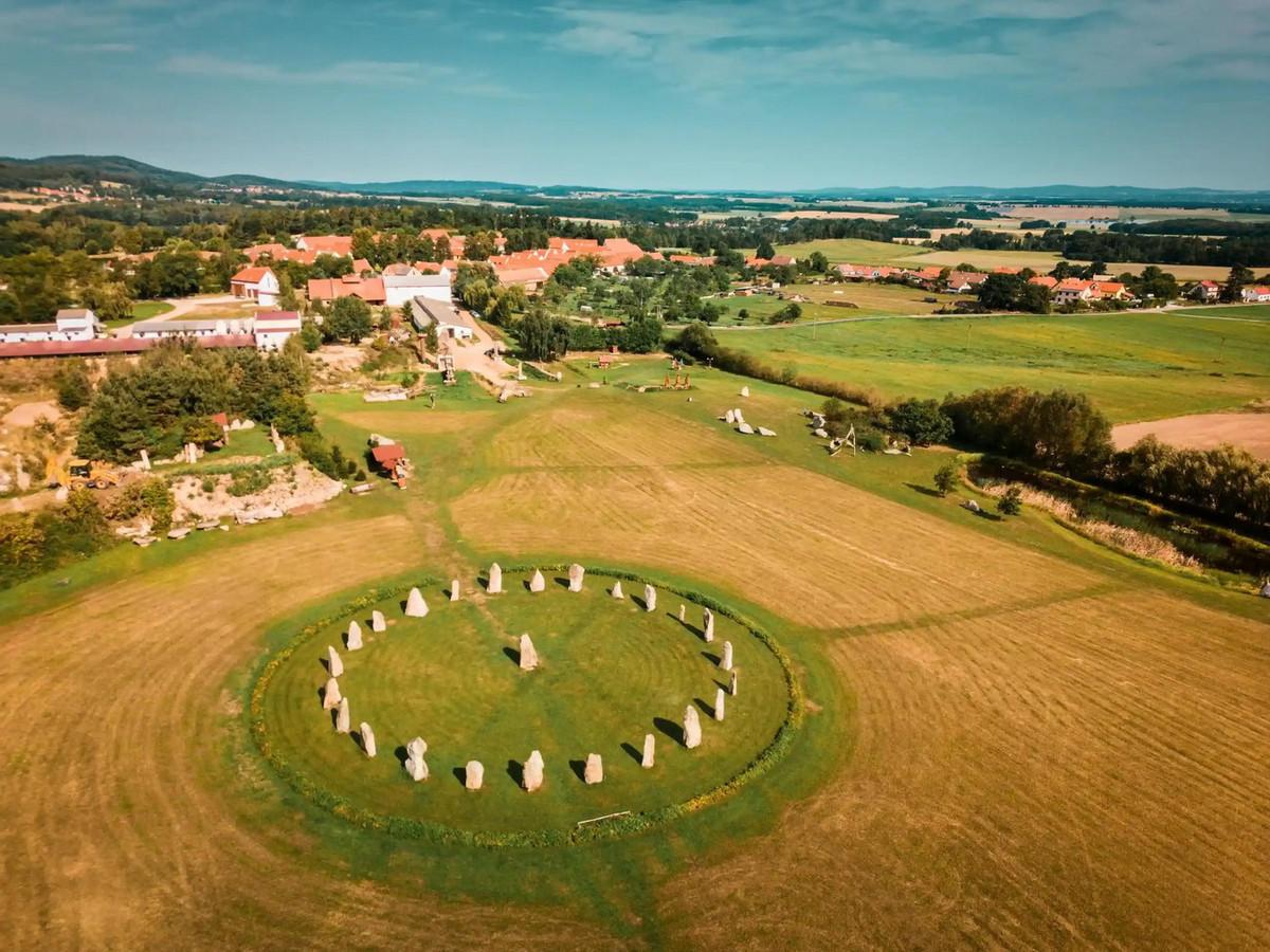 Vào cuối tháng 8/2008, một vòng tròn đá đã được gần làng, là bản sao của các công trình kiến trúc cự thạch của nền văn hóa cổ Bohemia. Ảnh: Holasovice.eu.