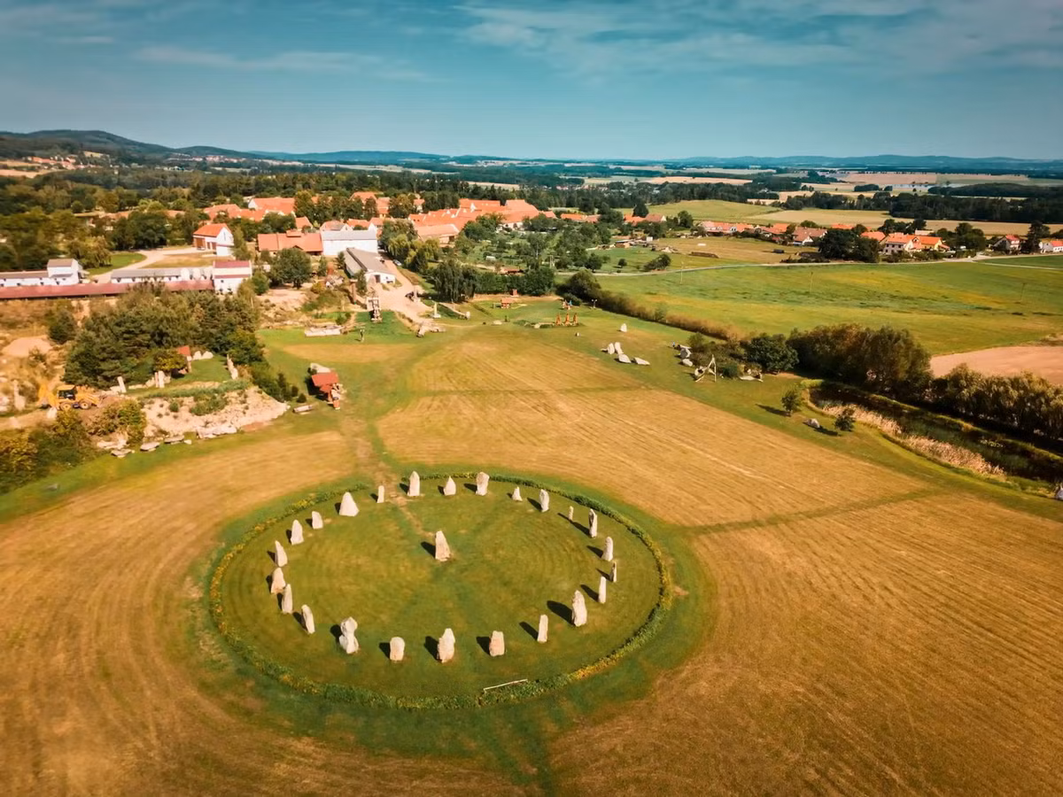 Vào cuối tháng 8/2008, một vòng tròn đá đã được gần làng, là bản sao của các công trình kiến trúc cự thạch của nền văn hóa cổ Bohemia. Ảnh: Holasovice.eu.
