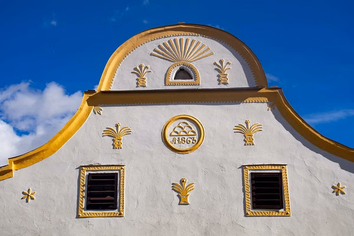 Các công trình này có niên đại trong khoảng từ thế kỷ 18 tới thế kỷ 20, phần lớn được xây dựng trong nửa sau của thế kỷ 19. Ảnh: Delve Into Europe.