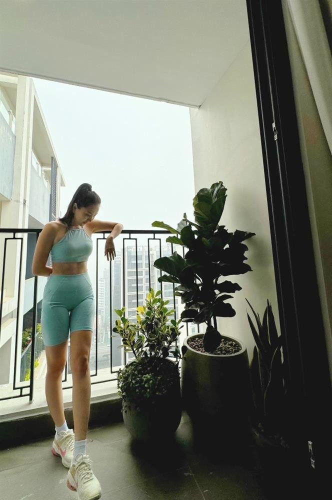 MC Mai Ngoc lan dau khoe phong rieng, 'flex' tu quan ao sieu ngan nap-Hinh-2