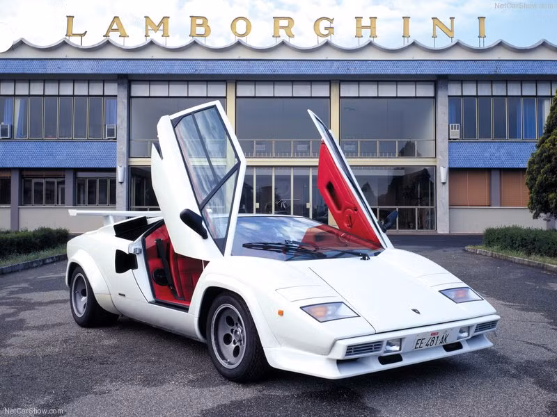 Và đây là mẫu xe Countach Quattrovalvole (1985-1989).