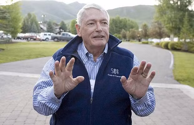 Nắm giữ vị trí quán quân trong danh sách này là John Malone với 2,2 triệu mẫu trong tay (8903,08 km²) sau khi mua lại một triệu mẫu rừng ở Maine và New Hampshire.