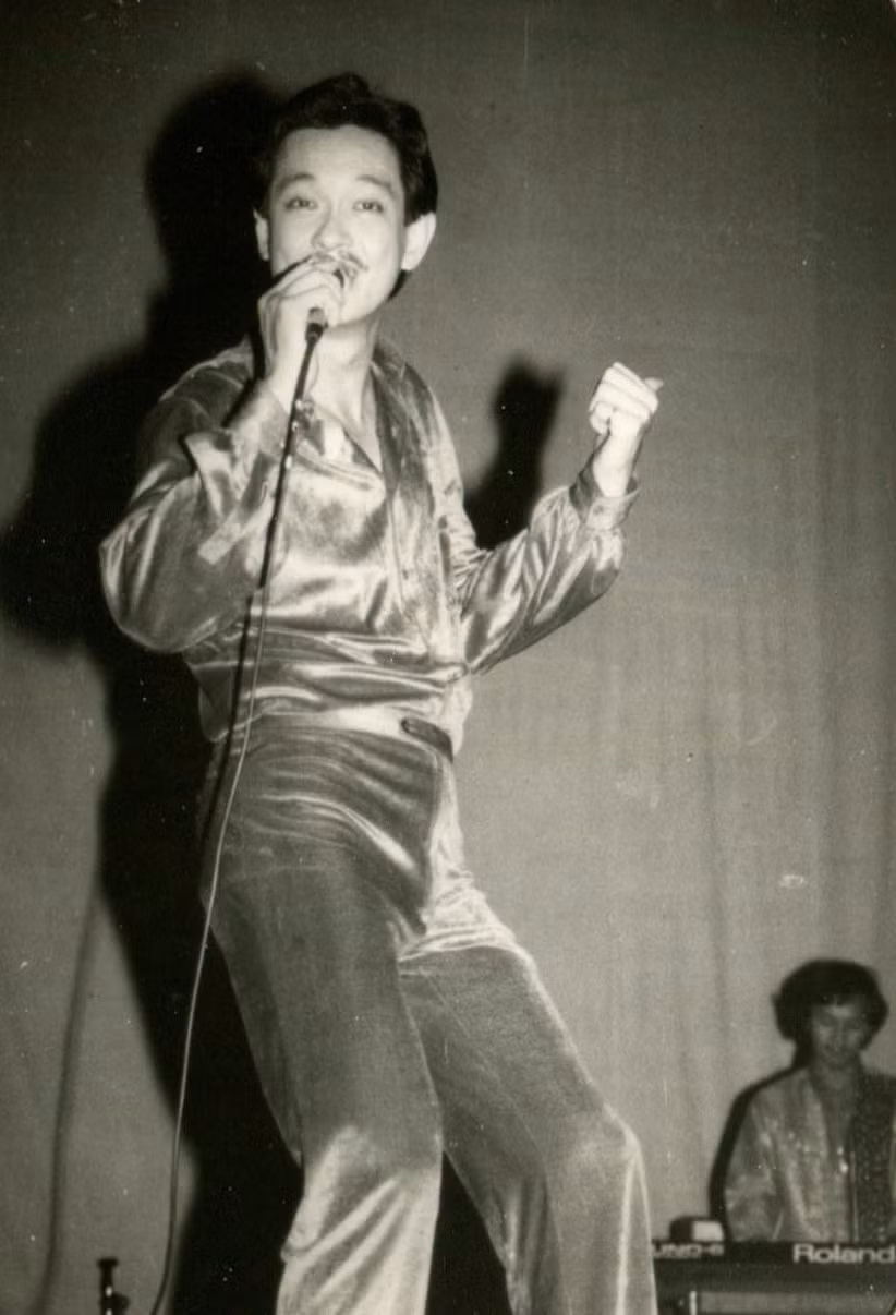 Thừa hưởng “máu nghệ sĩ” của mẹ nên ngay từ thuở nhỏ, Nguyễn Chánh Tín đã bộc lộ năng khiếu về nghệ thuật như tạc tượng, vẽ tranh, ca hát... Dù ông được gia đình mong mỏi mình trở thành người có vai vế trong xã hội với nghề nghiệp ổn định như bác sĩ hay kỹ sư.