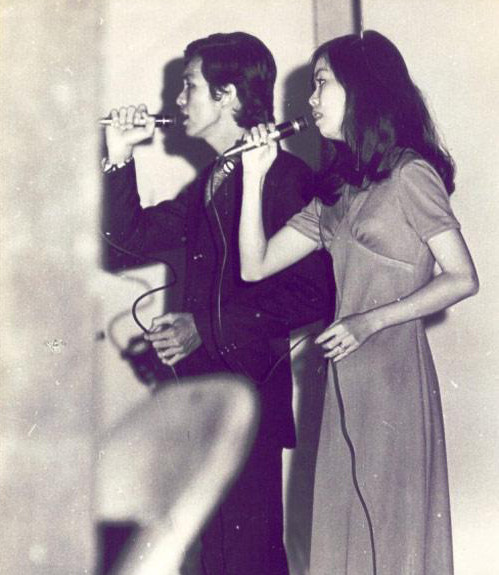 Nhanh chóng trở thành một cái tên rất “hot”, ông bước chân vào làng âm nhạc Việt Nam bằng sự thương yêu vô bờ bến của khán giả, nhất là khán giả nữ đã say đắm vì giọng hát trời cho của ông. Đương thời, Nguyễn Chánh Tín được báo chí ví như “Frank Sinatra Việt Nam”.