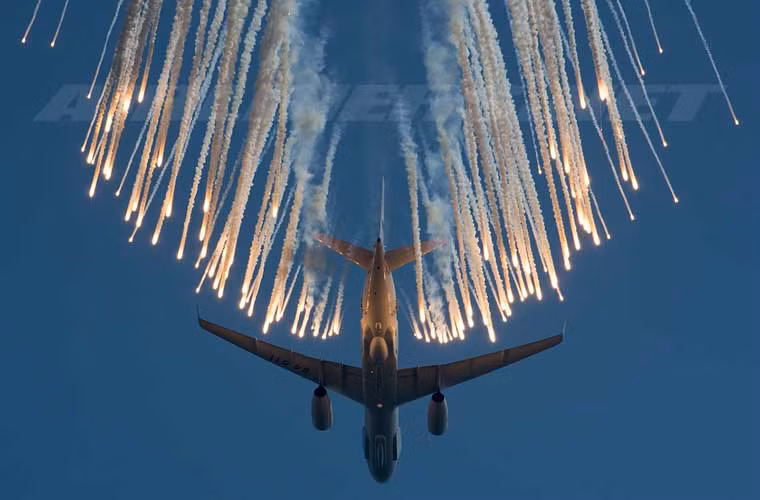 Máy bay trinh sát Tu-214R của Không quân Nga phóng pháo sáng tạo ra màn pháo hoa tuyệt đẹp trên không.