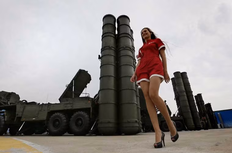 Cô gái Nga “chân dài, xinh đẹp” rảo bước bên cạnh hàng bệ phóng tên lửa phòng không S-400 Triumf tối tân được trưng bày tại triển lãm quốc phòng Oboronexpo 2014 (diễn ra ở sân bay Zhukovsky).