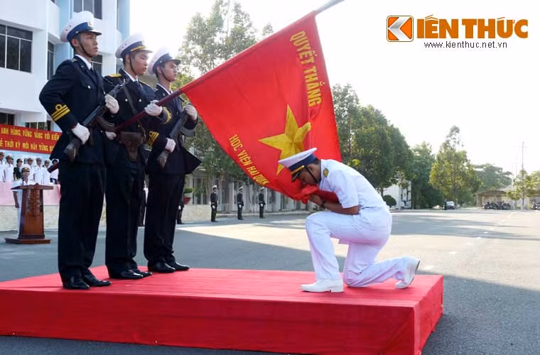 Học viên sĩ quan Hải quân Việt Nam hôn lên lá cờ Quyết thắng trong ngày lễ tốt nghiệp, thề quyết bảo vệ vững chắc biển đảo Tổ quốc.
