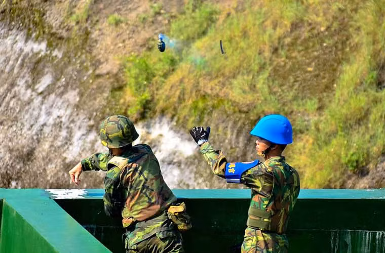 Quả lựu đạn xì khói xanh rời tay binh sĩ Đài Loan.