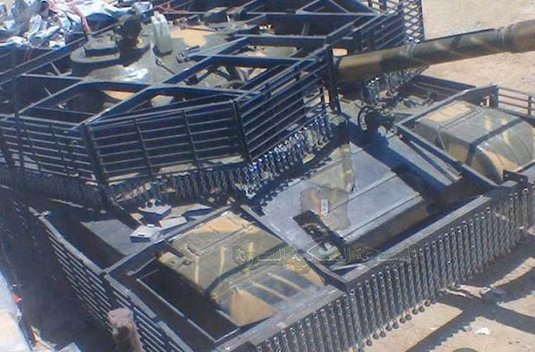 Một chiếc xe tăng T-72 của Quân đội Syria được bọc lồng sắp, rèm sắt nhằm đối phó với đạn chống tăng RPG của phe nổi dậy trong môi trường tác chiến đô thị.