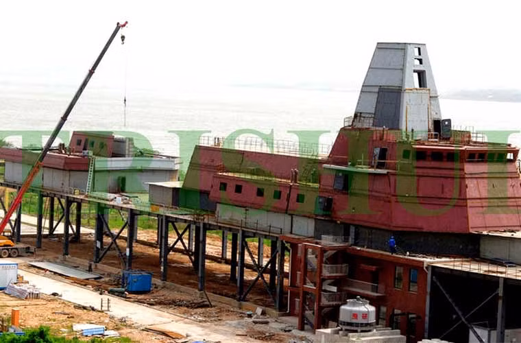 Các trang mạng Trung Quốc tuần qua tiếp tục lộ hình ảnh mô hình trên cạn nom giống thượng tầng của loại tàu chiến. Trước đó, báo chí Trung Quốc từng tiết lộ hình ảnh đồ họa về tàu khu trục định danh là Type 055 với kiến trúc thượng tầng tương tự mô hình này.