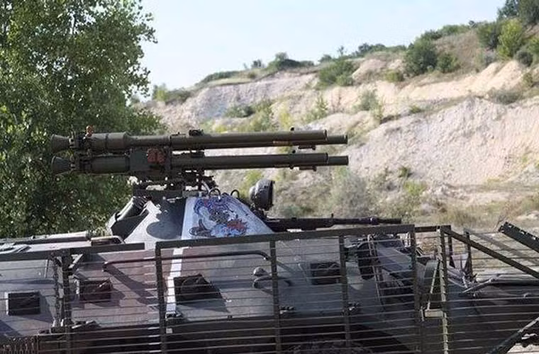 Thiết giáp BTR-80 trang bị cho Vệ binh Quốc gia Ukraine được lắp thêm lồng sắt chống đạn diệt tăng RPG và 4 súng chống tăng SPG-9M nhằm tăng cường hỏa lực đối phó với quân ly khai miền đông.