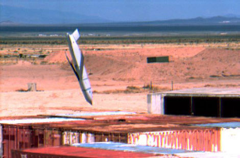 Giây phút AGM-158 chuẩn bị xuyên phá mục tiêu.