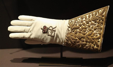 Găng tay của nữ hoàng Elizabeth II đeo trong lễ đăng quang.