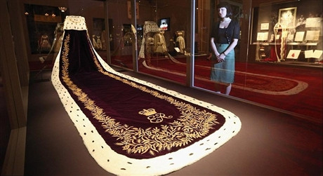 Tất cả đều nằm trong khuôn khổ cuộc triển lãm trang phục đăng quang của đương kim nữ vương này. Ảnh: Chiếc áo choàng của nữ hoàng Elizabeth II đã mặc trong buổi lễ đăng quang ngày 2/6/1953 trưng bày trong cung điện Buckingham.