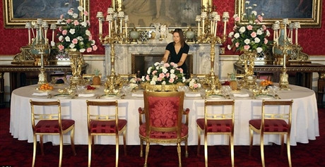 Toàn bộ một bàn ăn giành cho nữ hoàng Elizabeth II và quan khách.