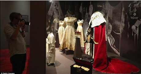 Chiếc áo choàng giành cho các thành viên của gia đình nữ hoàng Elizabeth II.