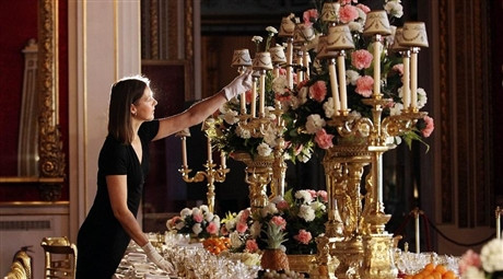 Có thể thấy được sự sang trọng của các đồ vật dùng trong ngày lễ đăng quang của nữ hoàng Elizabeth II.