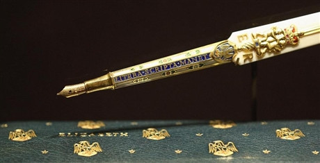 Chiếc bút mà nữ hoàng Elizabeth II dùng để ký trong lễ phong chức.