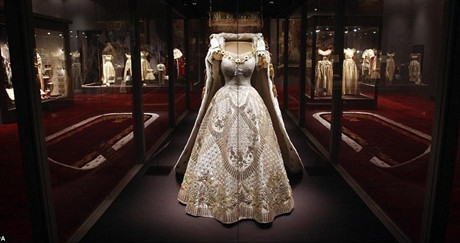 Chiếc váy sang trọng này trở thành tâm điểm trong không gian triển lãm.