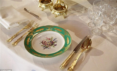 Những đồ dùng ăn uống sang trọng đặt trên bàn tiệc tiếp đón quan khách trong lễ đăng quang của nữ hoàng Elizabeth cũng được trưng bày tại triển lãm.