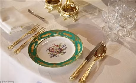 Những đồ dùng ăn uống sang trọng đặt trên bàn tiệc tiếp đón quan khách trong lễ đăng quang của nữ hoàng Elizabeth cũng được trưng bày tại triển lãm.