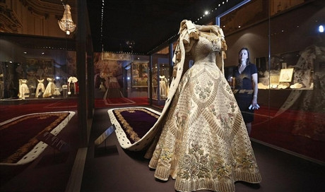 Phía trước trang phục này là chiếc váy xòa dài lộng lẫy .