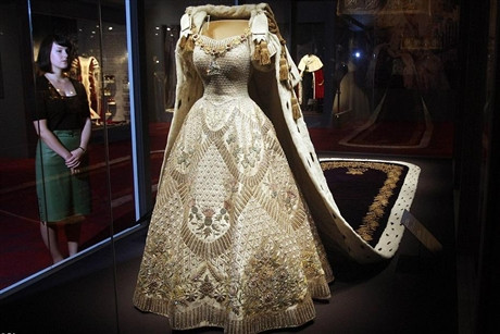 Chiếc váy kết hợp áo choàng này được thiết kế bằng các chất liệu vải chất lượng cao và đính nhiều hạt ngọc trai, cũng như các trang sức có giá trị khác.