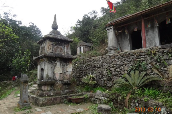 Mộ tháp Phật hoàng Trần Nhân Tông trước Am Ngọa Vân.