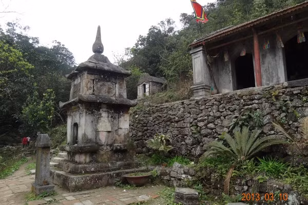 Mộ tháp Phật hoàng Trần Nhân Tông trước Am Ngọa Vân.