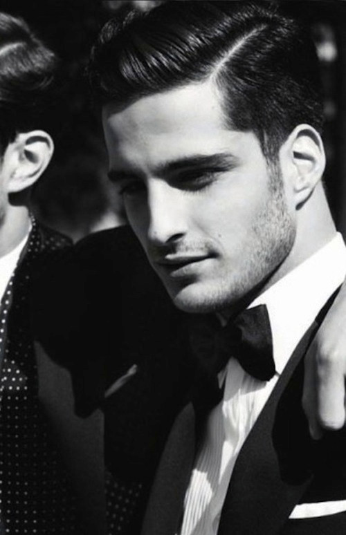 Mặt vuông, da trắng: Thường những người sở hữu khuôn mặt vuông và làn da trắng sẽ thể hiện năng lực xuất sắc trong công việc. Khi gặp chuyện, bạn rất bình tĩnh và quyết đoán. Người như bạn cũng có nhãn quang cực chuẩn xác và rất biết nắm bắt thời cơ. Đó là một trong những yếu tố quan trọng góp phần làm nên thành công cho sự nghiệp của bạn.