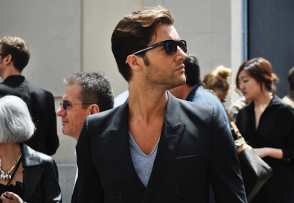 Mặt vuông, da hơi đen: Người mặt vuông với làn da ngăm đen hoặc da màu đồng khỏe khoắn thường ngùn ngụt nhiệt huyết khi làm việc. Bạn cũng là người có biểu hiện xuất chúng trong sự nghiệp. Đàn ông sở hữu gương mặt và nước da này thường hành sự khoáng đạt, thích giao lưu bạn bè và có nhiều người bạn tâm đầu ý hợp. Đặc biệt hơn, những bằng hữu ấy sẽ giúp sự nghiệp của bạn thêm phần thăng tiến.