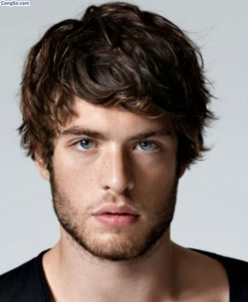 Bạn cũng là người rất biết cách sống và có mối nhân duyên tương đối tốt. Trong sự nghiệp và tài vận, những người mặt vuông dễ được quý nhân tương trợ. Nhờ vậy, bạn là người thành công trong sự nghiệp.