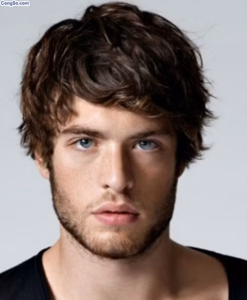 Bạn cũng là người rất biết cách sống và có mối nhân duyên tương đối tốt. Trong sự nghiệp và tài vận, những người mặt vuông dễ được quý nhân tương trợ. Nhờ vậy, bạn là người thành công trong sự nghiệp.