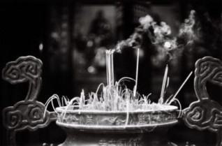 Khói hương gửi trời lời khấn nguyện. Ảnh minh họa.