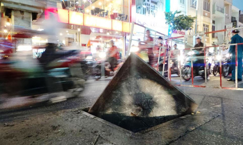 ...hất văng nắp cống...