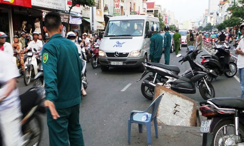 Vụ việc khiến đường ùn tắc kéo dài, lực lượng chức năng đã nhanh chóng có mặt giải tỏa ùn tắc, giữ ANTT.